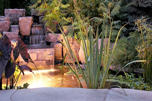 Gartenteich mit Wasserfall